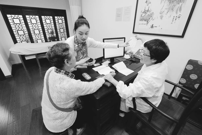  “手语姐姐”为听障者提供就医服务 杭州市残疾人综合服务中心供图