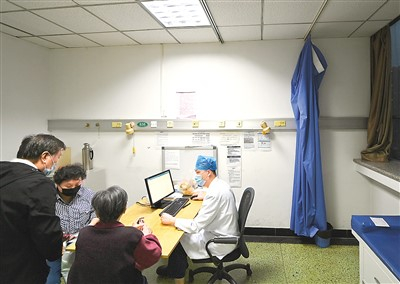 　　近日，天津医科大学总医院开启知名专家夜间门诊就医模式，方便广大患者在工作日不用请假，晚上下班后也能找到知名专家就诊。图为6月2日，患者在天津医科大学总医院夜间门诊就医。