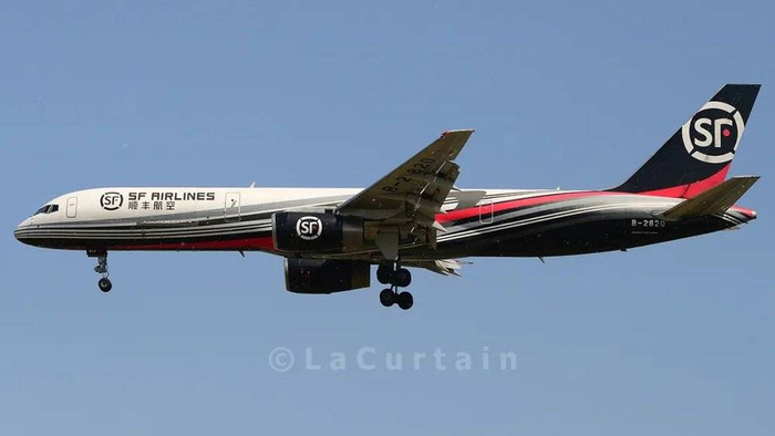 图：顺丰上午在杭州密集起飞　摄影：拉上窗帘