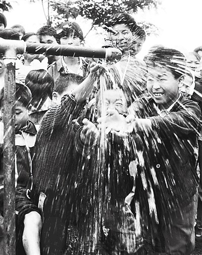 自来水来了 江西宜春 1993年　　舒宏平摄