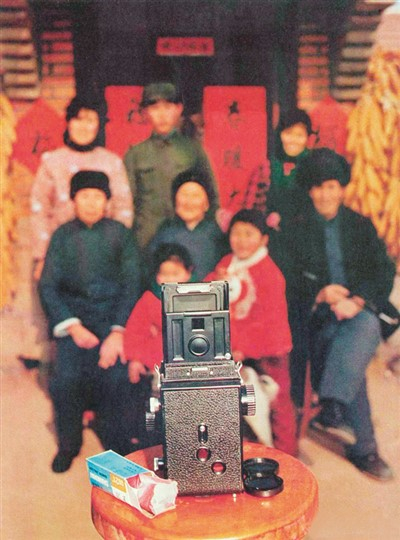 国产“海鸥”双反相机拍摄全家福 1984年　　曾 毅摄