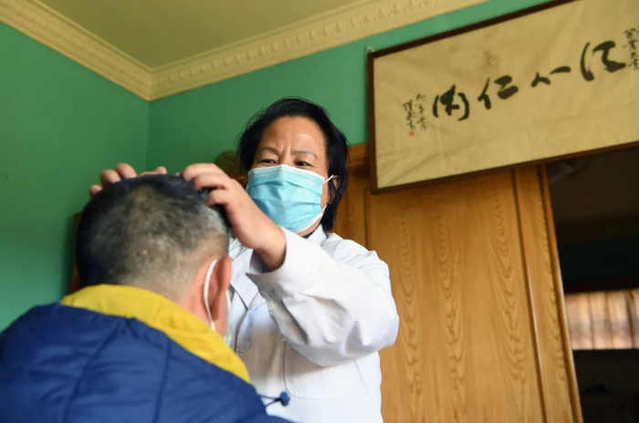 ▲南非约翰内斯堡中国中医诊疗院内，孙庆涪在给当地华人诊断病情。新华社记者 陈诚 摄