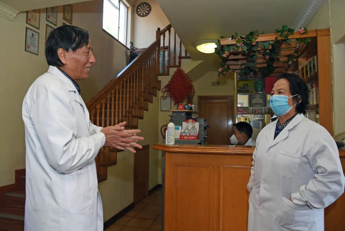 ▲南非约翰内斯堡中国中医诊疗院内，徐有强（左）和孙庆涪交流患者病情，并制定治疗方案。新华社记者 陈诚 摄