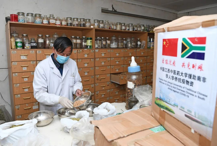 ▲南非约翰内斯堡中国中医诊疗院内，徐有强正在给当地一中资企业的二十多名员工抓取中药。新华社记者 陈诚 摄