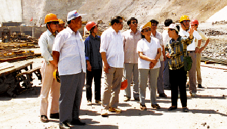 在电站建设过程中，时任全国政协副主席钱正英考察上水库工地。