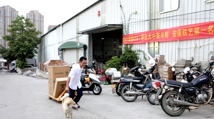 　　（图说：安溪铁艺厂长吴辉扬为天猫618备货）