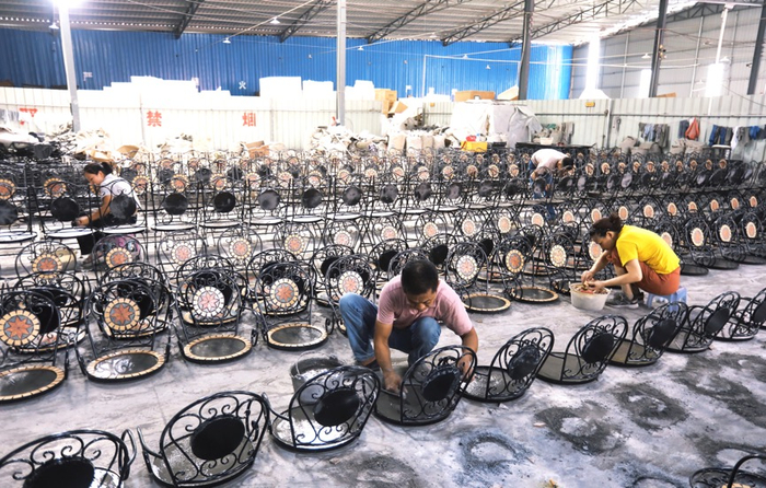 　　（图说：安溪仙苑村马赛克桌椅厂家正在为天猫618备货）