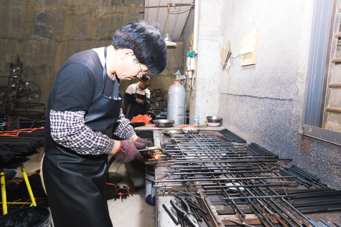 　　（图说：尚卿乡村子里小楼房里加工点随处可见）