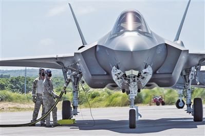美空军油料保障人员为F-35战斗机加油