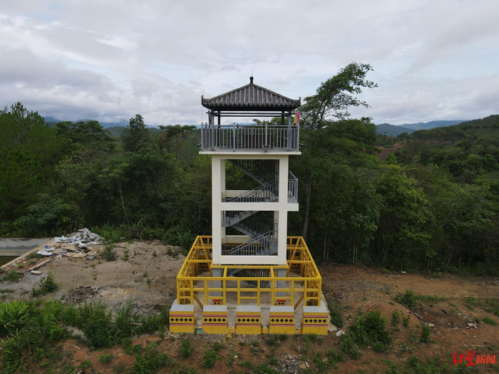 ↑普洱市政府在亚洲象活动频繁区域建立的避象塔。图据红星新闻