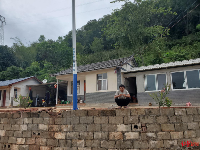  ↑普洱市思茅区南屏镇大开河村居民李春祥。去年7月，“断鼻家族”过境时，他的父亲因大象肇事身亡获赔60万。后来村里安装了太阳能路灯。图据红星新闻