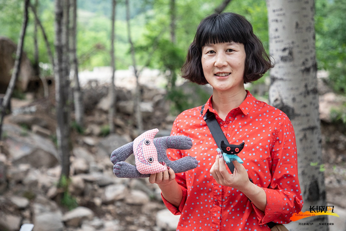 　　“猫村”里的文创产品。长城网记者 李皓 摄