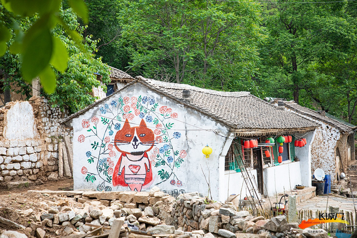 村里老房子的墙上涂上了颜料，原本破败的角落有了艺术气息。长城网记者 李皓 摄