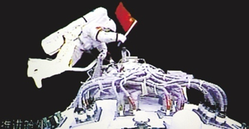 中国神舟7号航天员翟志刚身穿“飞天”舱外航天服在舱外挥舞国旗