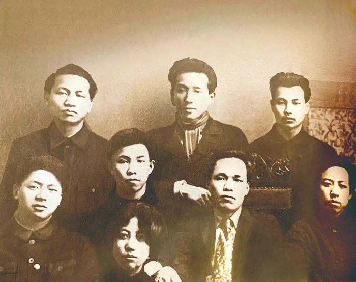 陈乔年（后排右一）与在苏联东方大学的同学合影。（资料图片）