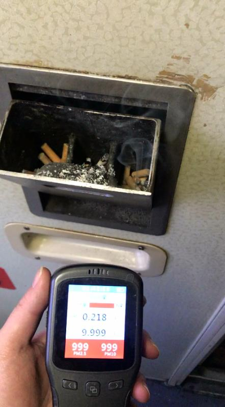 2020年1月，绿发会工作人员在绿皮车吸烟区检测，空气质量显示“爆表”。受访者供图