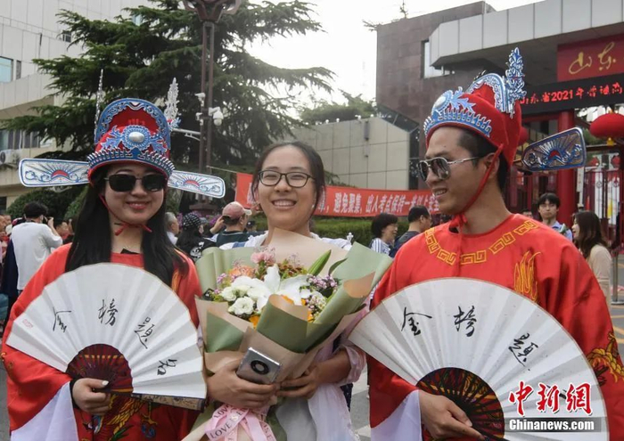 资料图：6月10日，济南的山东省实验中学考点外，扮作“状元郎”的助考人员祝福学子金榜题名。当日，山东考生结束2021年全国高考。中新社记者　 张勇　 摄 　