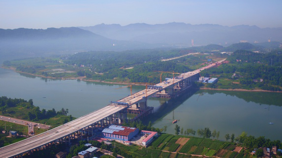 合长高速龙溪嘉陵江特大桥顺利合龙。侯鹏涛 摄