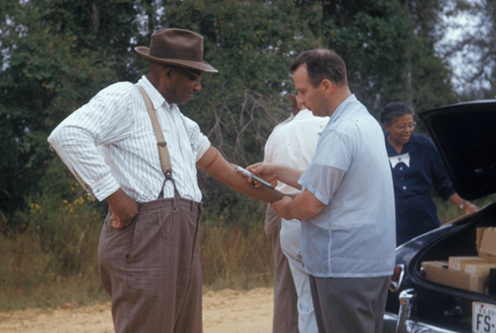 △塔斯基吉实验，工作人员给实验对象抽血。图片来源：美国疾病控制与预防中心