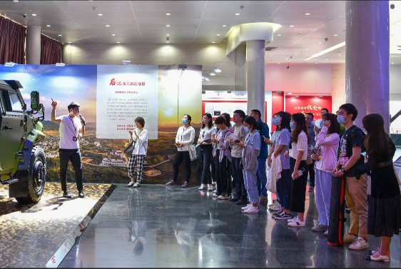在东风公司总部展示厅，讲解员介绍全新一代东风“猛士”