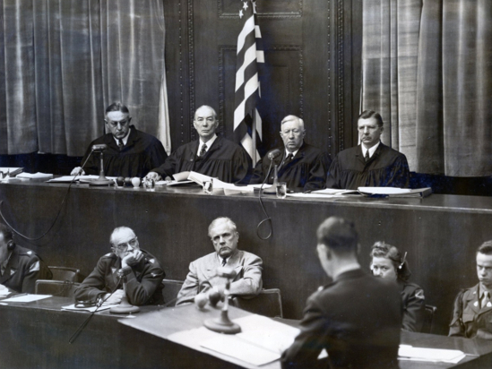 △二战后成立的纽伦堡法庭审理美国起诉卡尔·波兰特等人案，波兰特是从事人体试验的纳粹医生。图片来源：佛罗里达州最高法院