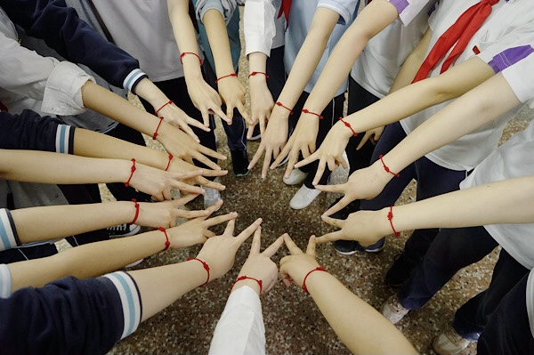 图说：带上老师们亲手编织的红绳，愿幸运相随