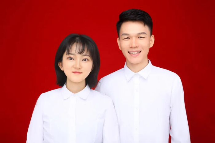 两人的结婚登记照