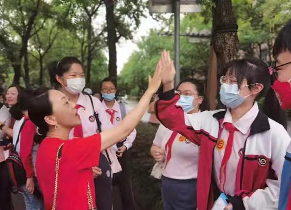 图说：身披校服“战袍”，上音实验考生自信赴考 来源／采访对象供图（下同）