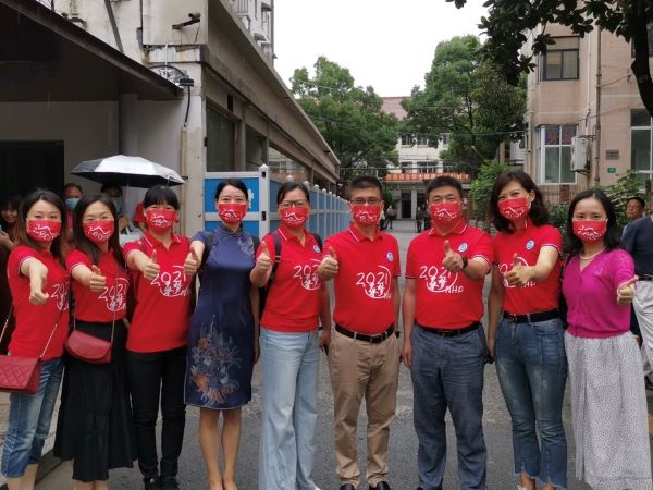 图说：新黄浦实验学校的送考老师穿上红衣鼓励孩子们“逐梦”