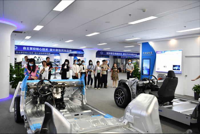“百年党旗红国企新征程”暨“强国中坚高质量发展看国企”记者团走进东风汽车
