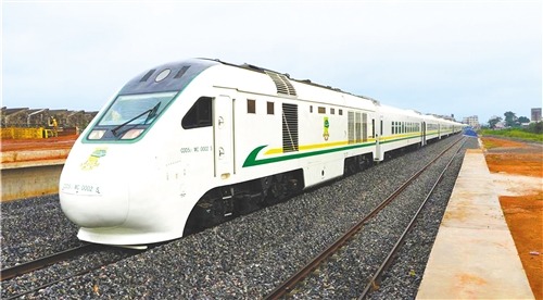 在尼日利亚拉各斯火车站，拉伊铁路旅客列车停靠在站台边。 （资料图片）