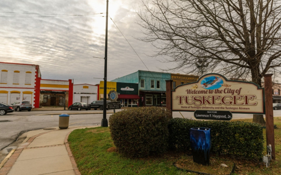 △塔斯基吉是一座位于美国南方的小城，居民多为非裔。图片来源：《华尔街日报》