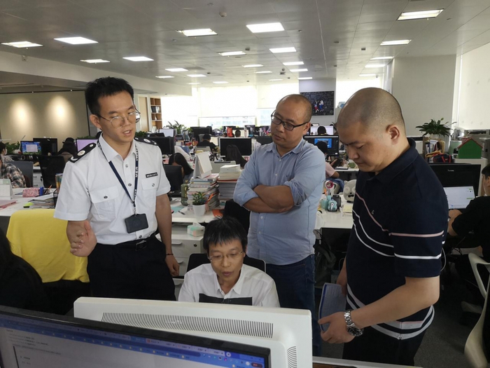 市场监管部门到校外培训机构进行检查。图片来源：市场监管总局。