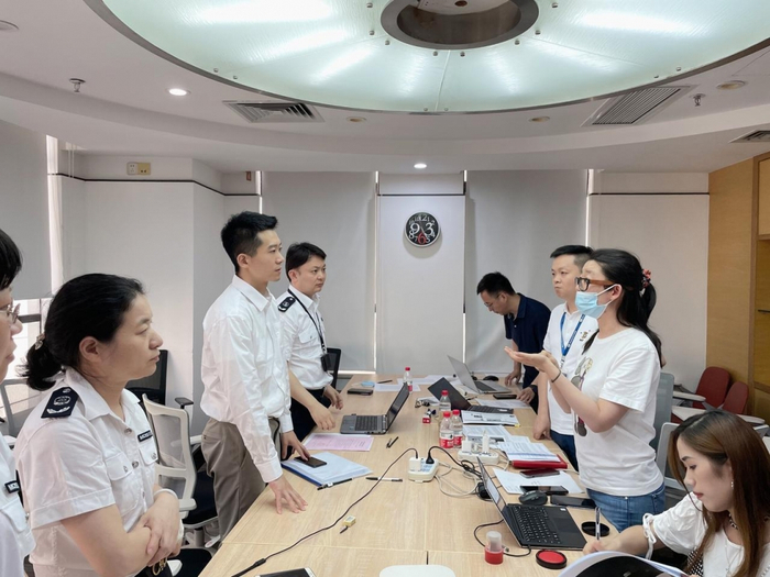 市场监管部门与校外培训机构老师当面求证资质、履历真实性。图片来源：市场监管总局。