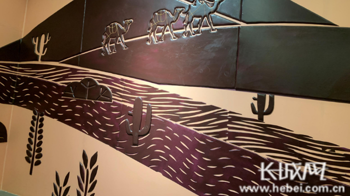 采用皮贴画技艺制作的辛集皮革发展历史墙画。长城网记者胥文燕摄