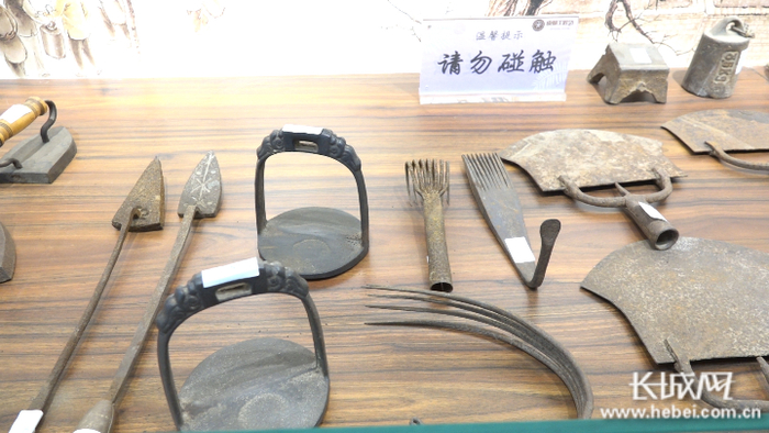皮都工匠坊内陈列着不少老物件，这些工具见证了皮革制品发展的历史。长城网记者 李文培 摄