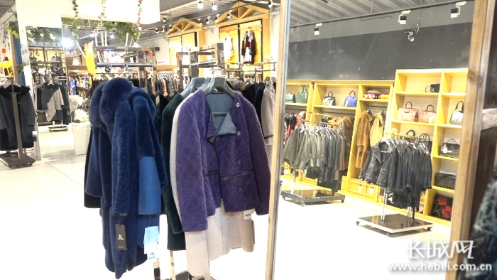 琳琅满目的皮革制品。长城网记者 李文培 摄