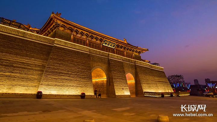 夜幕下的正定古城。长城网记者 路钦淋 摄