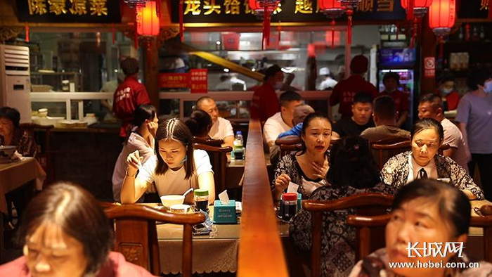 陈饸子饸饹村的食客。长城网记者 路钦淋 摄