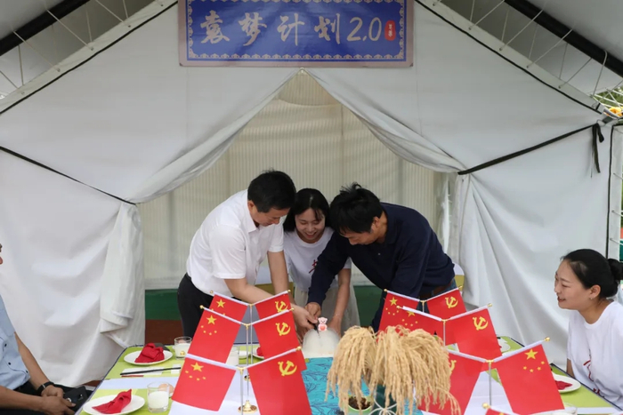  国家杂交水稻工程技术研究中心主任齐绍武（左一）、副主任袁定阳（右一）出席“袁梦计划”第二期发布会，并亲手切开大米蛋糕，宣布启动“袁梦计划”第二期。 本文图片均来自微信公众号@内蒙古日报