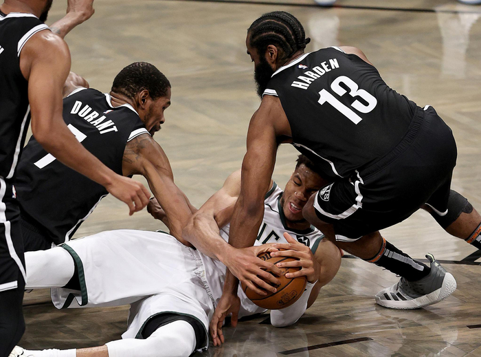 字母哥倒地和哈登杜兰特拼抢。