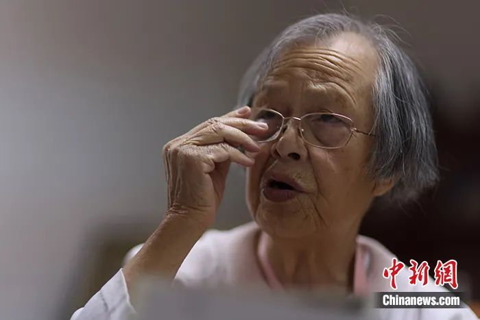 近日，中国农工民主党创始人之一彭泽民之女彭润平接受中新社记者专访，讲述彭泽民与共产党人的生平交往。图为5月28日，彭润平在北京接受中新社记者采访。   中新社记者　蒋启明　摄