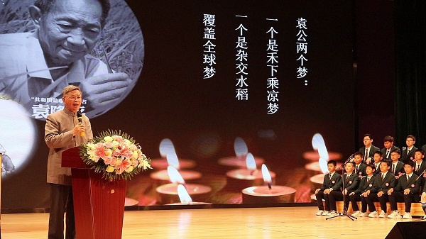 图说：彭世强在上海师大嘉善实验学校的公开课上