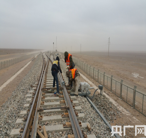 电务专业日常检修（央广网发 通讯员葛清强摄）