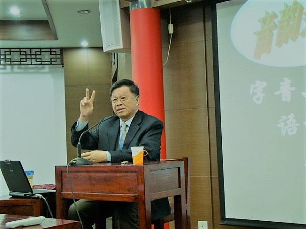 图说： 彭世强为纪念建党百年，献上一堂经典诗文鉴赏语文课