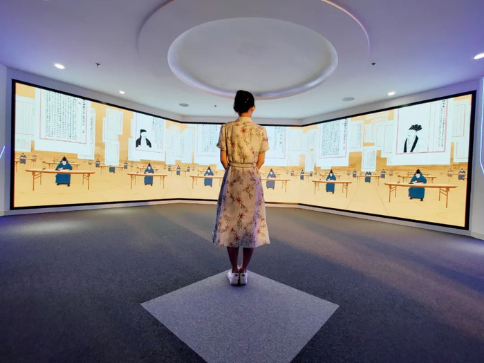 6月8日，读者在国家图书馆“全景展厅”观看《永乐大典》。图/IC