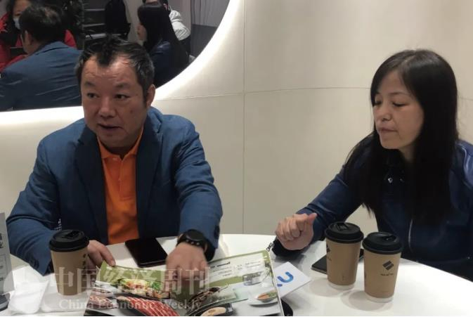 呷哺呷哺创始人贺光启（左）与前行政总裁赵怡 《中国经济周刊》记者 侯隽 | 摄