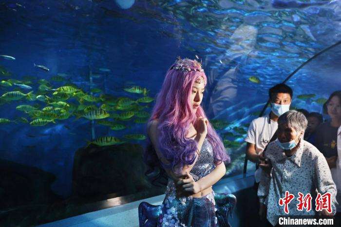 演员在“海底隧道”上演即时话剧。　泱波 摄