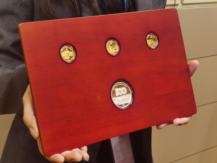 （金质纪念币/21记者摄）