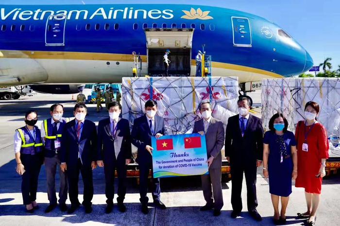中国援助的疫苗运抵越南首都河内。图片来源：中国驻越南大使馆公众号